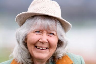 University Challenge fans `` Scroked '' alors que le spectacle diffuse Jilly Cooper hommage des heures après la mort