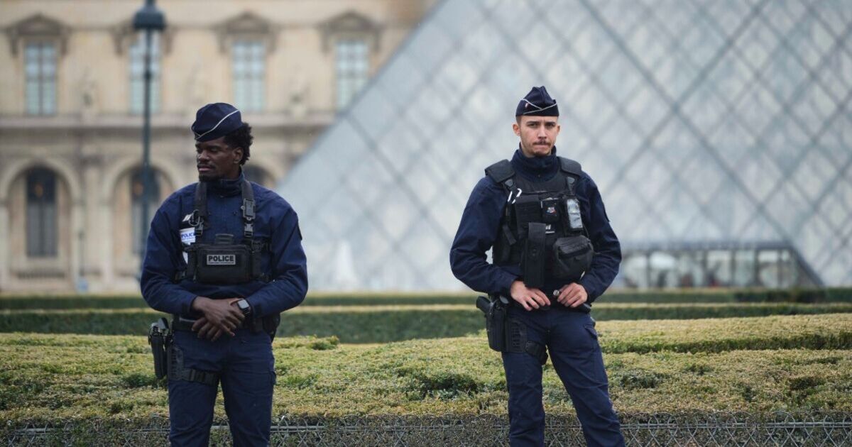 Vol du Louvre EN DIRECT : des voleurs lâchent une couronne inestimable devant le musée de Paris en plein jour