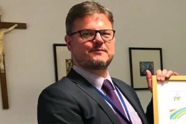 Un directeur d'école risque la prison pour des images sexuelles d'adolescentes en uniforme scolaire générées par l'IA