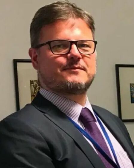 Un directeur d'école risque la prison pour des images sexuelles d'adolescentes en uniforme scolaire générées par l'IA