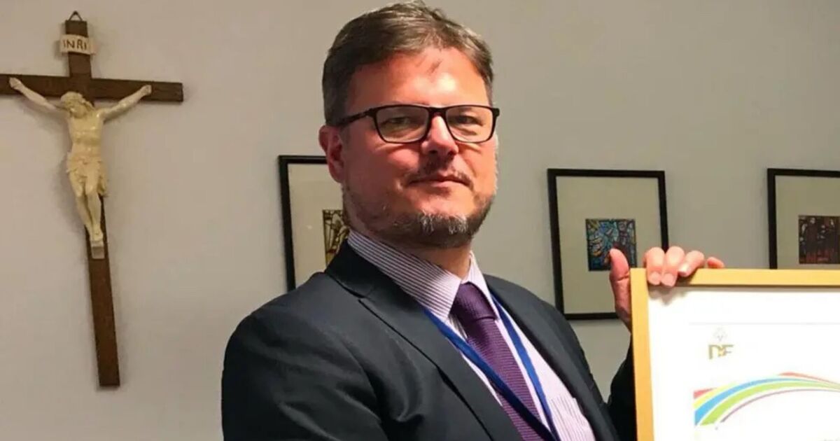 Un directeur d'école risque la prison pour des images sexuelles d'adolescentes en uniforme scolaire générées par l'IA