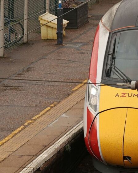 Coups de couteau dans un train à Huntingdon : un footballeur hospitalisé après avoir été poignardé lors d'une attaque dans un train