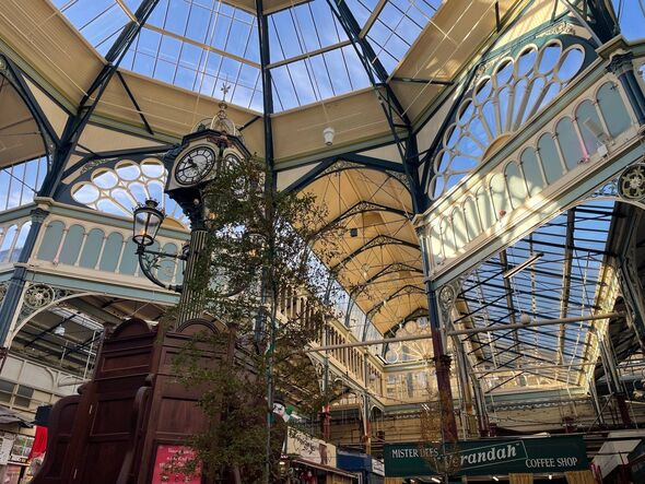 L'intérieur d'une structure architecturale présente un grand dôme de verre avec des ferronneries complexes, permettant à la lumière naturelle d'inonder L'intérieur d'une structure architecturale présente un grand dôme de verre avec des ferronneries complexes, permettant à la lumière naturelle d'inonder