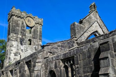 Joli village figé dans le temps, parfait pour une journée historique