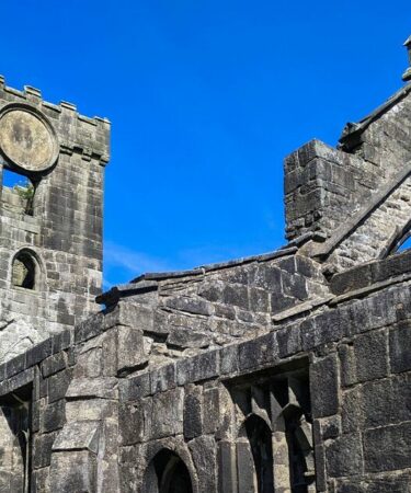 Joli village figé dans le temps, parfait pour une journée historique