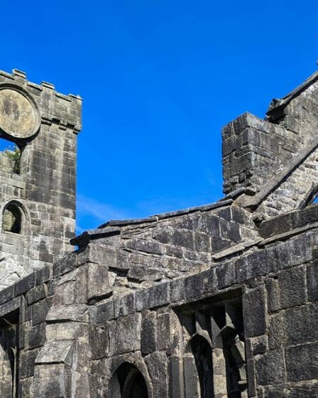 Joli village figé dans le temps, parfait pour une journée historique