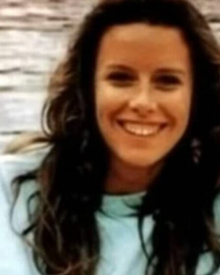 Un crocodile mange un mannequin vivant après qu'on lui a dit de rester hors de l'eau