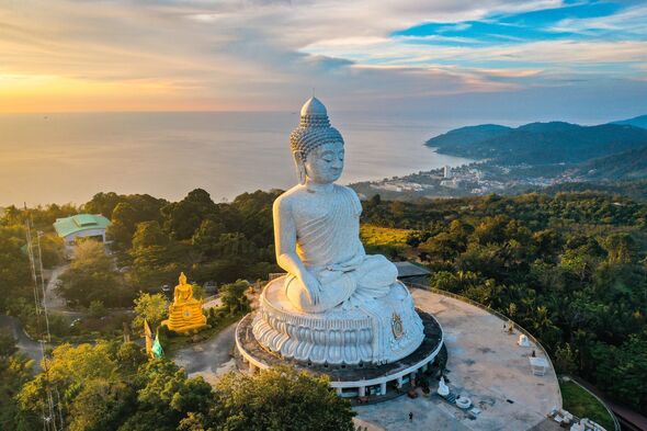 Vue aérienne du point de vue du Grand Bouddha au coucher du soleil dans la province de Phuket, Thaïlande
