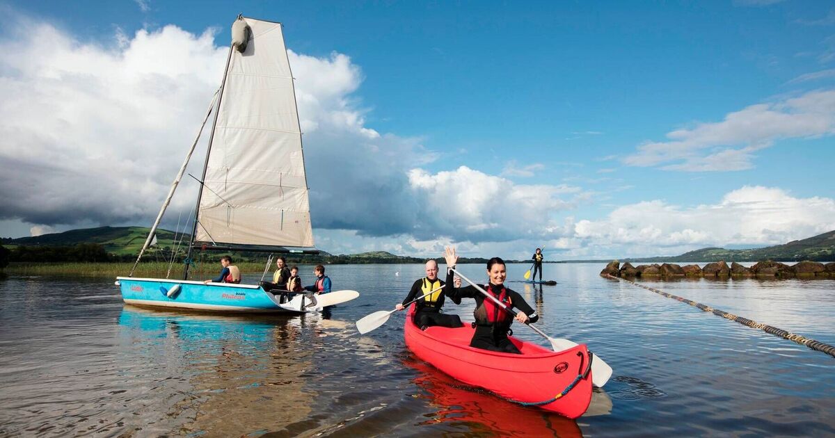 Superbe ville au bord du lac avec bâtiments historiques et parc aquatique