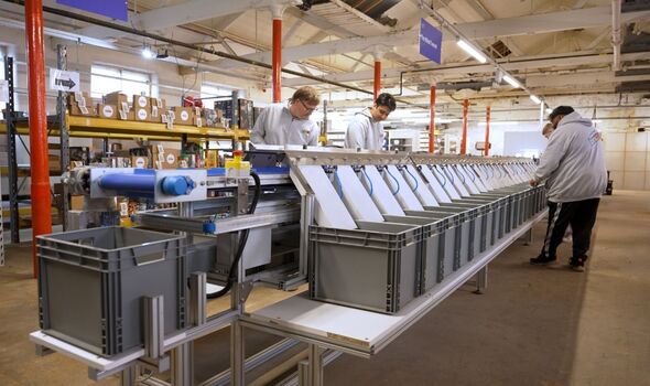 Le personnel de l'usine We Buy Bricks surveille le tamisage des Lego