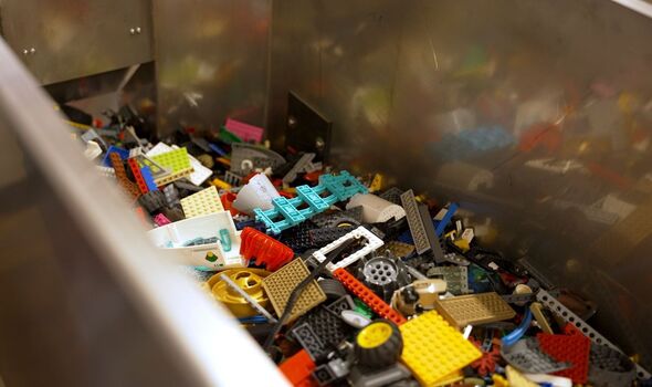 Un cliché de briques Lego en cours de tri