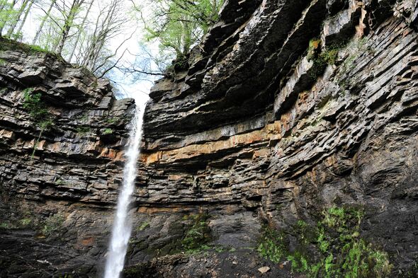 HAWES, ROYAUME-UNI - 15 MAI : cascade Hardraw Force dans les Yorkshire Dales, prise le 15 mai 2012. La cascade est la plus haute HAWES, ROYAUME-UNI - 15 MAI : cascade Hardraw Force dans les Yorkshire Dales, prise le 15 mai 2012. La cascade est la plus haute