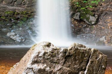 Explorez une cascade « magique » au Royaume-Uni cachée dans la « cathédrale du rocher »