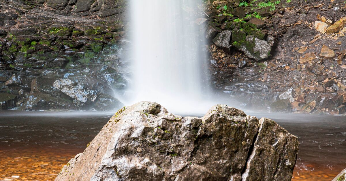 Explorez une cascade « magique » au Royaume-Uni cachée dans la « cathédrale du rocher »
