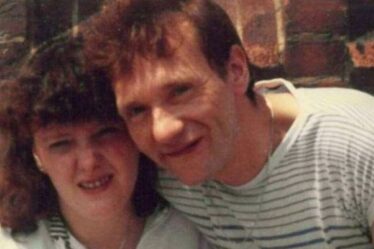 Le chagrin des sœurs alors que leurs parents meurent de la même maladie dans le même lit d'hôpital à quelques semaines d'intervalle