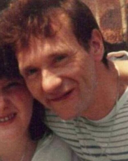 Le chagrin des sœurs alors que leurs parents meurent de la même maladie dans le même lit d'hôpital à quelques semaines d'intervalle