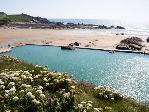Piscine d'eau salée sur une plage de Cornouailles