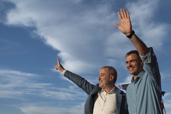 Jaume Collboni et Pedro Sánchez saluant Jaume Collboni et Pedro Sánchez saluant