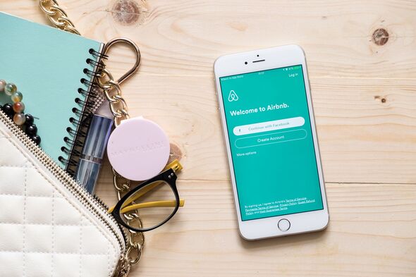 Apple iPhone 6s plus avec l'application Airbnb à l'écran. Apple iPhone 6s plus avec l'application Airbnb à l'écran.