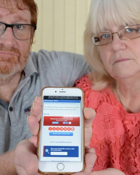 Un couple « gagne » 35 millions de livres sterling à la loterie mais ne reçoit pas un centime à cause de son solde bancaire