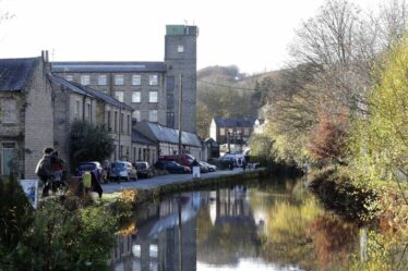 Village caché avec canal idyllique et pubs et cafés confortables