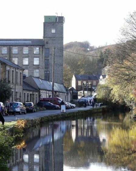 Village caché avec canal idyllique et pubs et cafés confortables