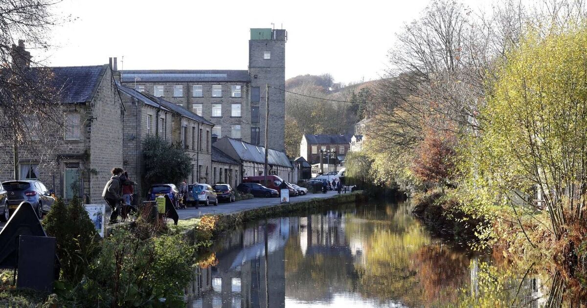Village caché avec canal idyllique et pubs et cafés confortables