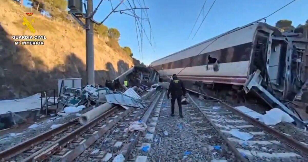Accident de train en Espagne EN DIRECT : le déraillement tue au moins 39 personnes alors qu'un survivant décrit un "désordre mutilé"
