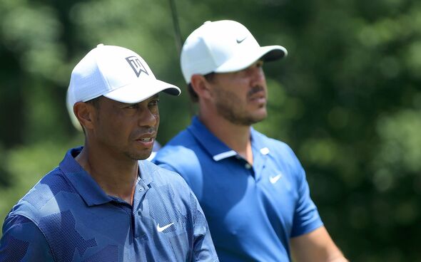 Tiger Woods et Brooks Koepka marchent