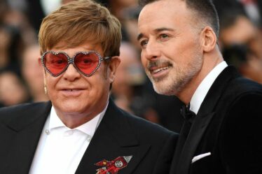 Elton John partage une photo explosive alors qu'il montre les visages de ses fils pour la première fois depuis des années