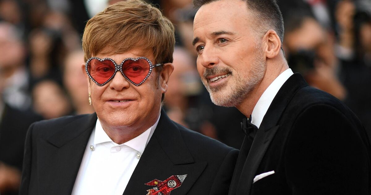Elton John partage une photo explosive alors qu'il montre les visages de ses fils pour la première fois depuis des années