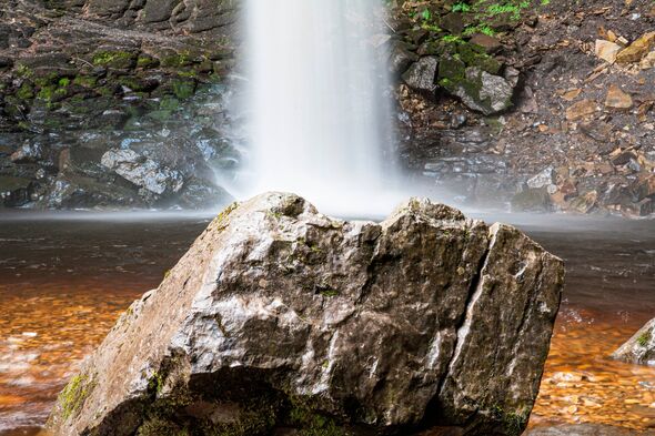 La cascade Hardraw Force est la plus haute chute d'Angleterre à 100 pieds. La chute peut être locale. (Photo par : John Fairclough/Avalon/Universal Im La cascade Hardraw Force est la plus haute chute d'Angleterre à 100 pieds. La chute peut être locale. (Photo par : John Fairclough/Avalon/Universal Im