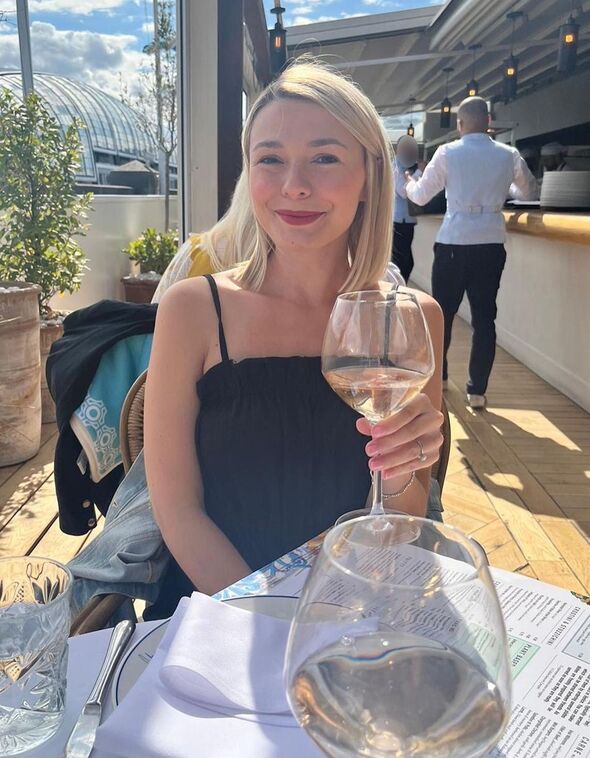 Hollie tenant un verre de vin