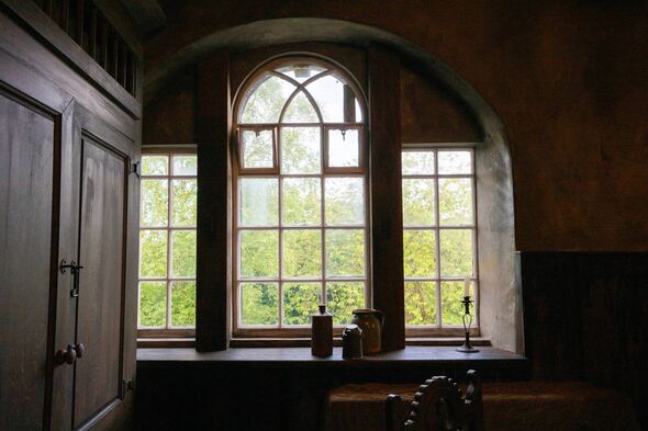 De larges fenêtres pour laisser entrer la lumière dans la maison. 