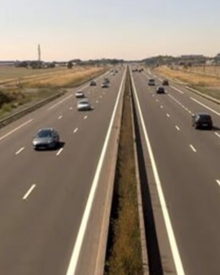 La « plus longue route droite » du Royaume-Uni s'étendant sur 18 miles sans un seul virage