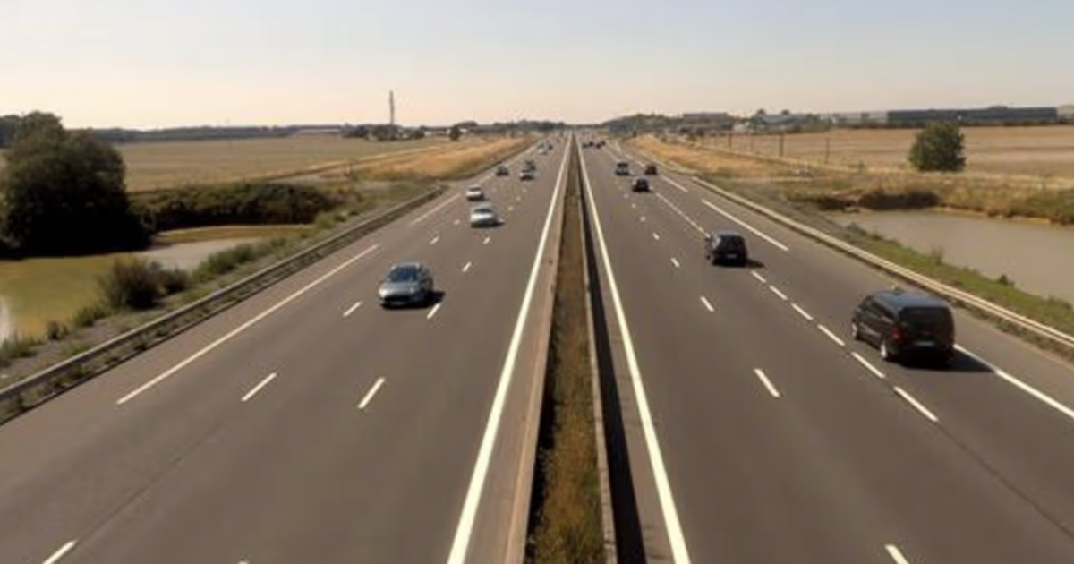 La « plus longue route droite » du Royaume-Uni s'étendant sur 18 miles sans un seul virage