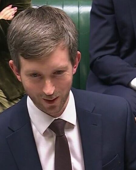 Le HMRC admet d’énormes erreurs alors que des milliers de personnes ont vu leurs prestations interrompues à tort