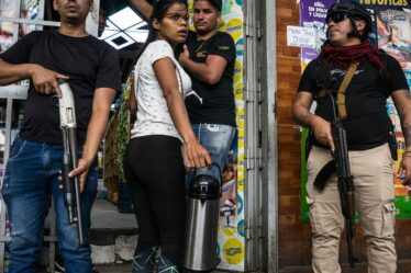 Le Venezuela dans le chaos alors que les forces de sécurité envahissent les rues après des « coups de feu et des explosions »