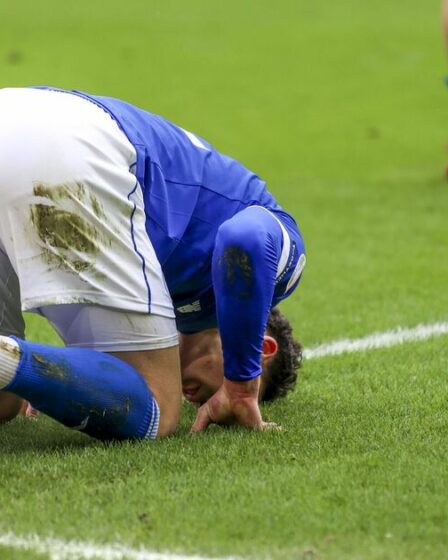 Le choc de l'EFL s'est arrêté après une blessure d'horreur alors que la star lui a administré de l'oxygène et s'est étirée