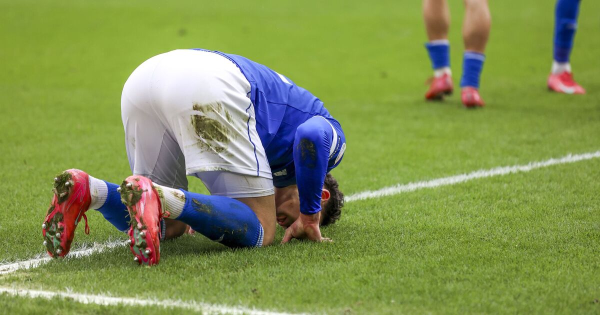 Le choc de l'EFL s'est arrêté après une blessure d'horreur alors que la star lui a administré de l'oxygène et s'est étirée