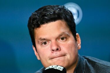 Le finaliste de Wimbledon prend sa retraite avec effet immédiat suite à la publication d'une déclaration émouvante