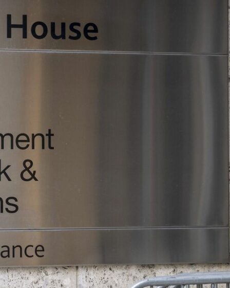 Les demandeurs du crédit universel DWP doivent déclarer 20 changements ou risquer une amende de 50 £ – liste complète