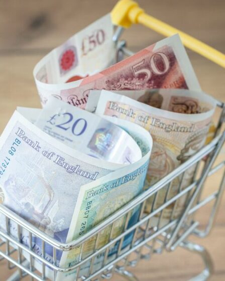 Les ménages ont remis des bons de 300 £ à dépenser dans 9 supermarchés à partir de janvier