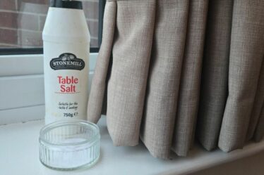 Les ménages sont invités à mettre des bols de sel derrière les rideaux