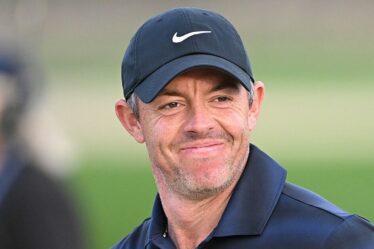 Les vraies couleurs de Rory McIlroy montrées alors qu'un employé du golf fond en larmes