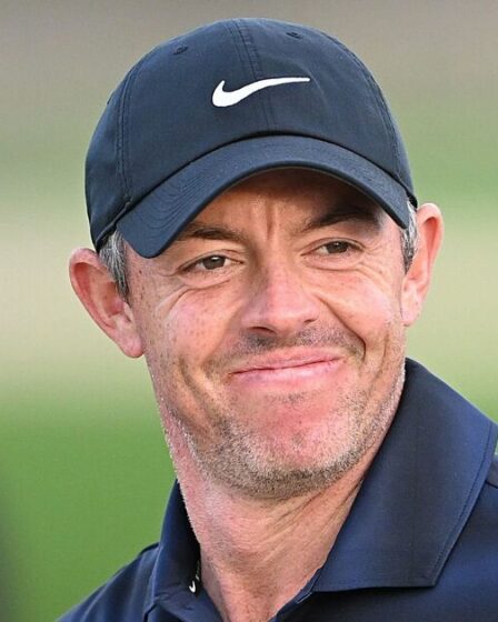 Les vraies couleurs de Rory McIlroy montrées alors qu'un employé du golf fond en larmes