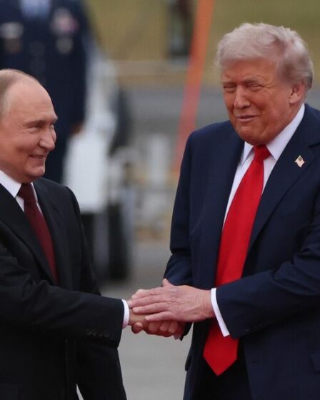 Moment Trump "se range du côté de Poutine" sur l'UE à la télévision en direct alors que les fans disent "qu'il est enfin craqué"