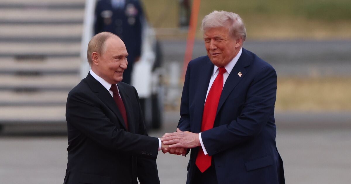 Moment Trump "se range du côté de Poutine" sur l'UE à la télévision en direct alors que les fans disent "qu'il est enfin craqué"