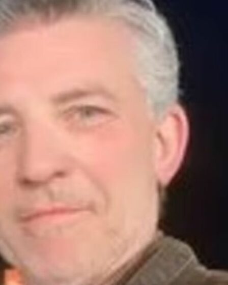 Mort de Tim Stoney : un lecteur de journaux télévisé respecté décède à l'âge de 58 ans alors que les hommages affluent