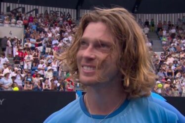 Open d'Australie EN DIRECT : Star interpelle maladroitement l'intervieweur alors que la tête de série se retire brusquement